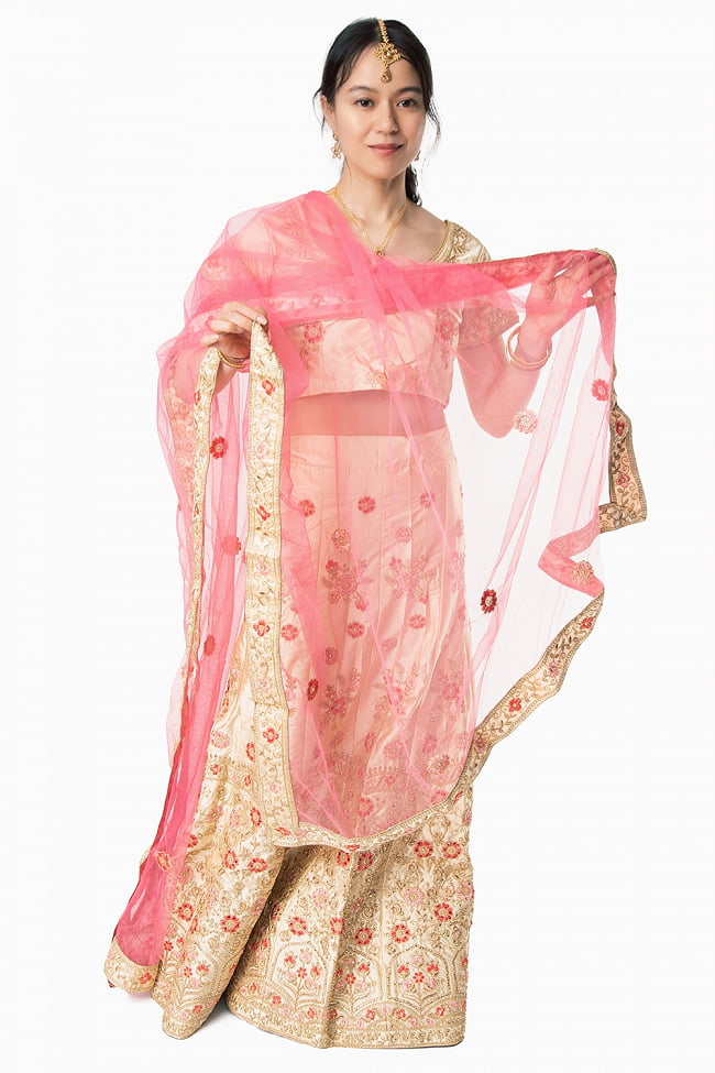 【1点物】インドのレヘンガドレスセット - ホワイト×ピンク 7 - ショールを広げてみました。透け感のある軽やかな生地です。