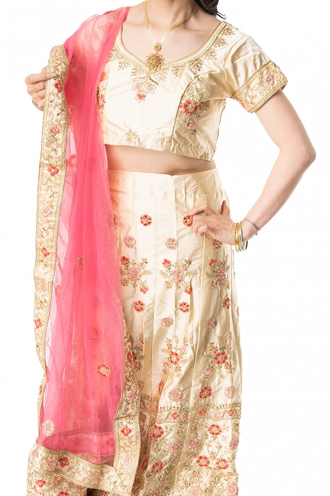 【1点物】インドのレヘンガドレスセット - ホワイト×ピンク 8 - 腰回りを見てみました。スカートはフリーサイズとなっており紐でサイズ調整ができます。