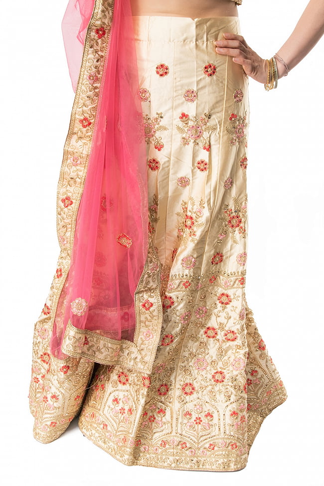 【1点物】インドのレヘンガドレスセット - ホワイト×ピンク 9 - 美しい刺繍が足元を引き立てます。