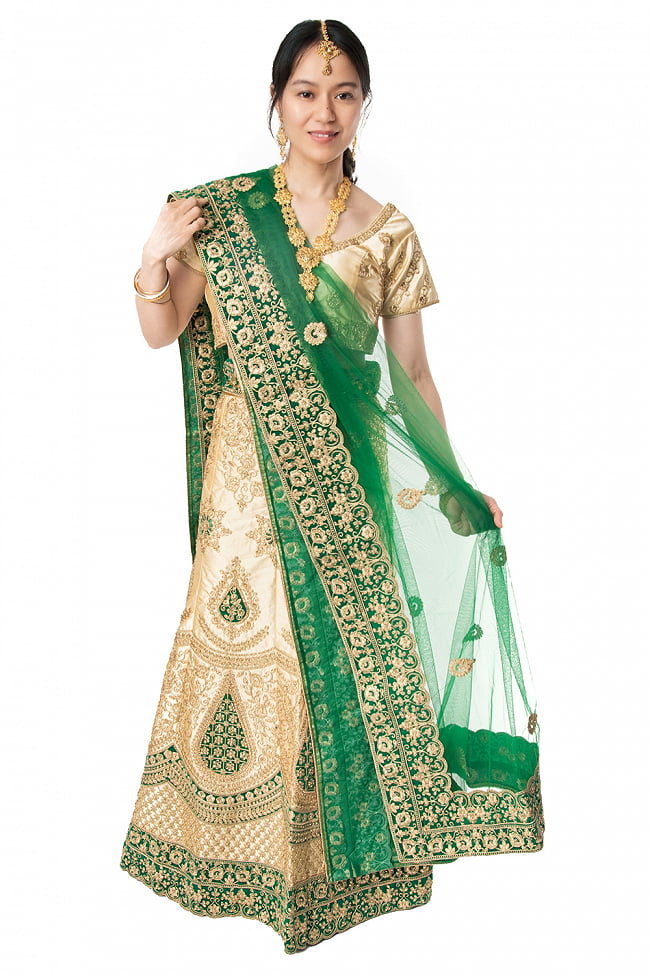 【1点物】インドのレヘンガドレスセット - ホワイト×グリーン 2 - 光沢生地に、細かい刺繍やビーズを施した豪華な作りです。