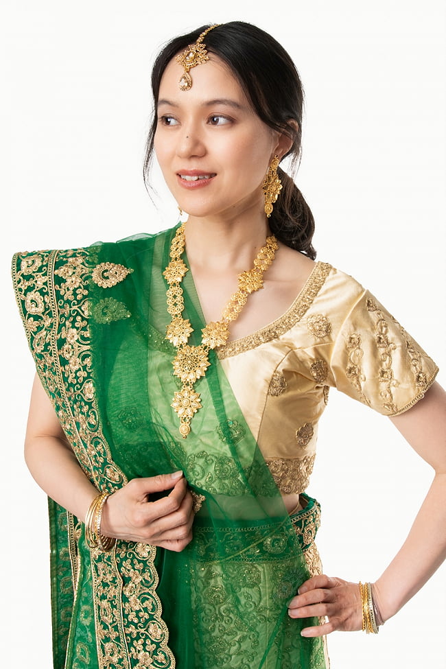 【1点物】インドのレヘンガドレスセット - ホワイト×グリーン 6 - バストアップです。インドの王妃を思わせる華やかさです。