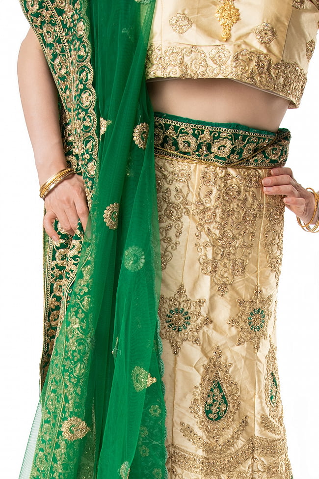 【1点物】インドのレヘンガドレスセット - ホワイト×グリーン 8 - 腰回りを見てみました。スカートはフリーサイズとなっており紐でサイズ調整ができます。