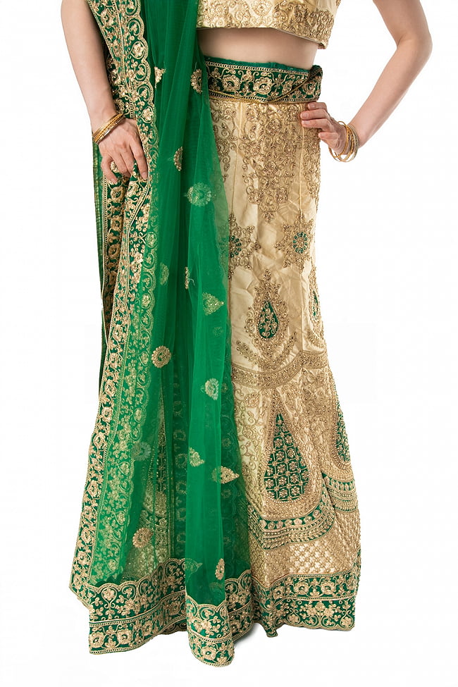 【1点物】インドのレヘンガドレスセット - ホワイト×グリーン 9 - 美しい刺繍が足元を引き立てます。