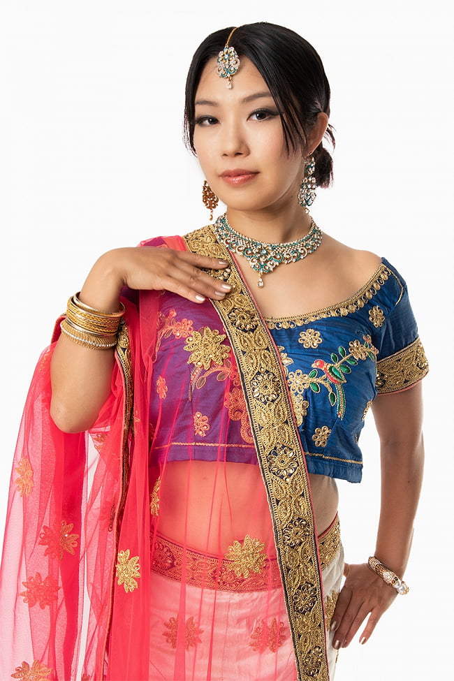 【1点物】インドのレヘンガドレスセット - ブルー×ホワイト 6 - バストアップです。インドの王妃を思わせる華やかさです。