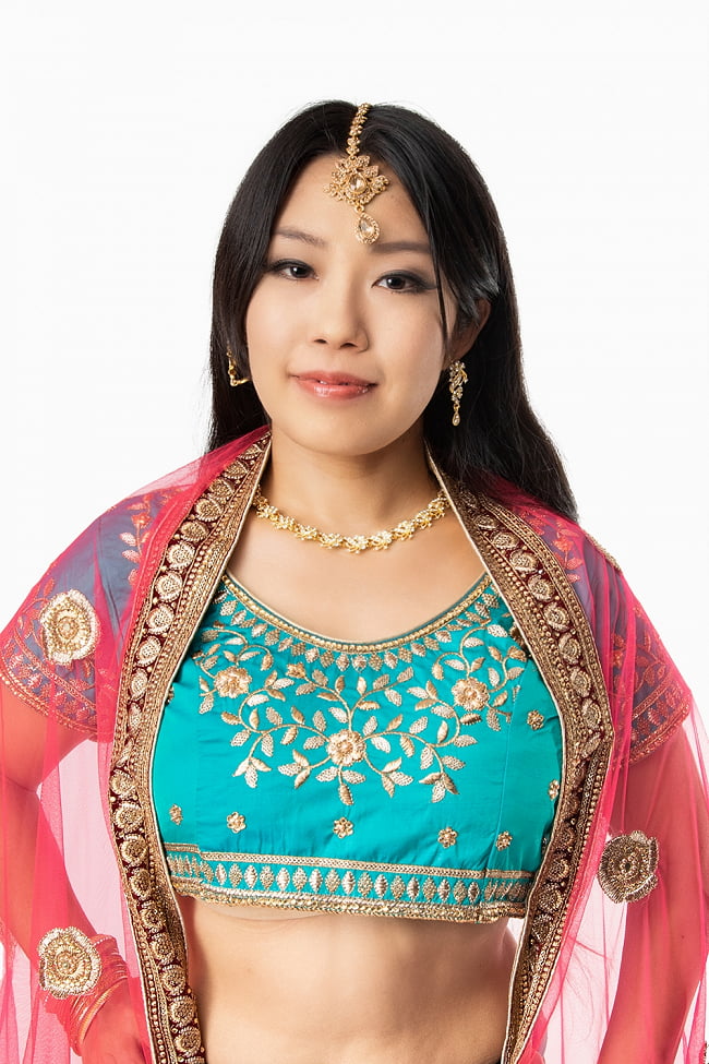 【1点物】インドのレヘンガドレスセット - アクアブルー×ピンク 6 - バストアップです。インドの王妃を思わせる華やかさです。