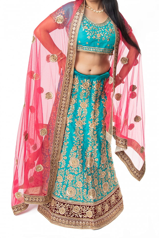 【1点物】インドのレヘンガドレスセット - アクアブルー×ピンク 8 - 腰回りを見てみました。スカートはフリーサイズとなっており紐でサイズ調整ができます。