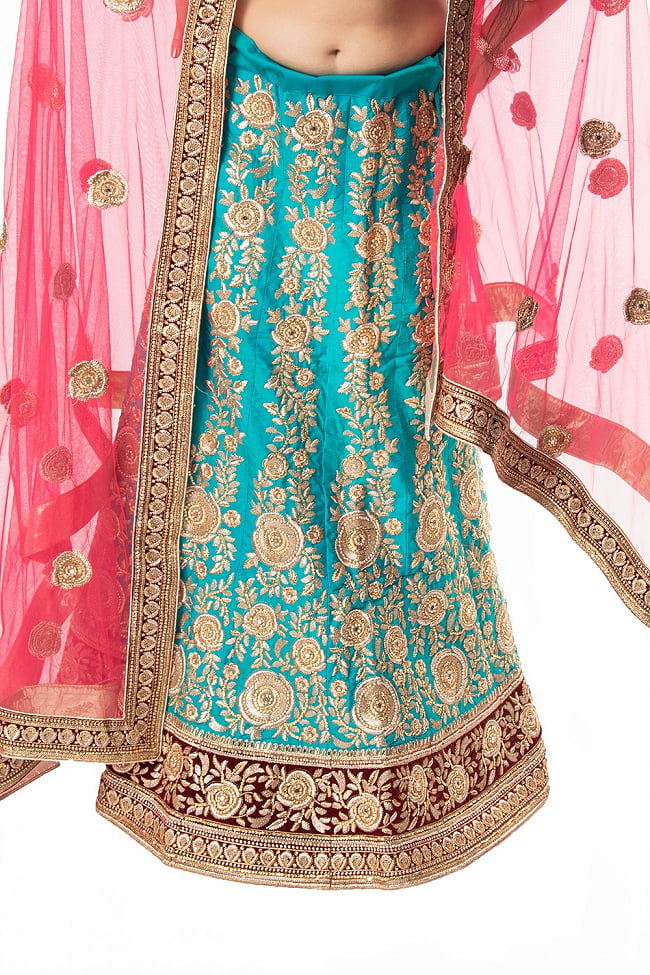 【1点物】インドのレヘンガドレスセット - アクアブルー×ピンク 9 - 美しい刺繍が足元を引き立てます。