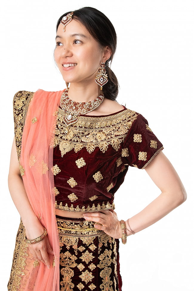 【1点物】インドのレヘンガドレスセット - ブラウン×ピンク 6 - バストアップです。インドの王妃を思わせる華やかさです。