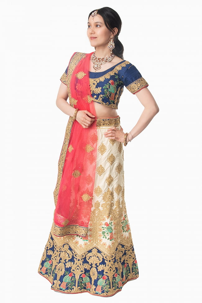 【1点物】インドのレヘンガドレスセット - ブルー×ホワイト 2 - 光沢生地に、細かい刺繍やビーズを施した豪華な作りです。