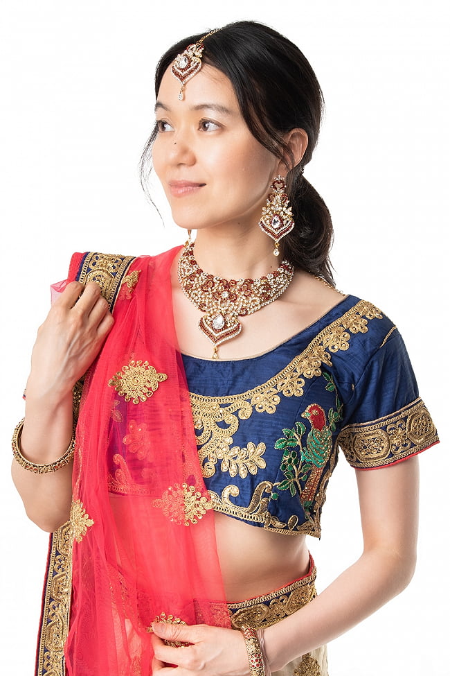 【1点物】インドのレヘンガドレスセット - ブルー×ホワイト 6 - バストアップです。インドの王妃を思わせる華やかさです。