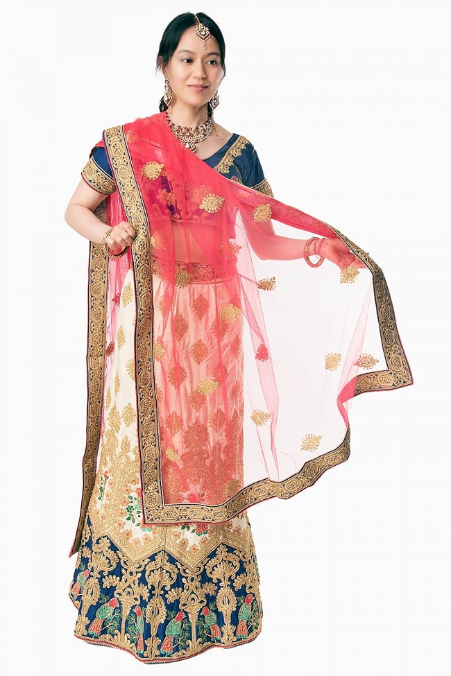 【1点物】インドのレヘンガドレスセット - ブルー×ホワイト 7 - ショールを広げてみました。透け感のある軽やかな生地です。