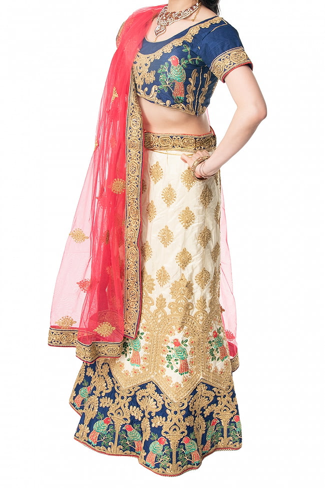 【1点物】インドのレヘンガドレスセット - ブルー×ホワイト 8 - 腰回りを見てみました。スカートはフリーサイズとなっており紐でサイズ調整ができます。