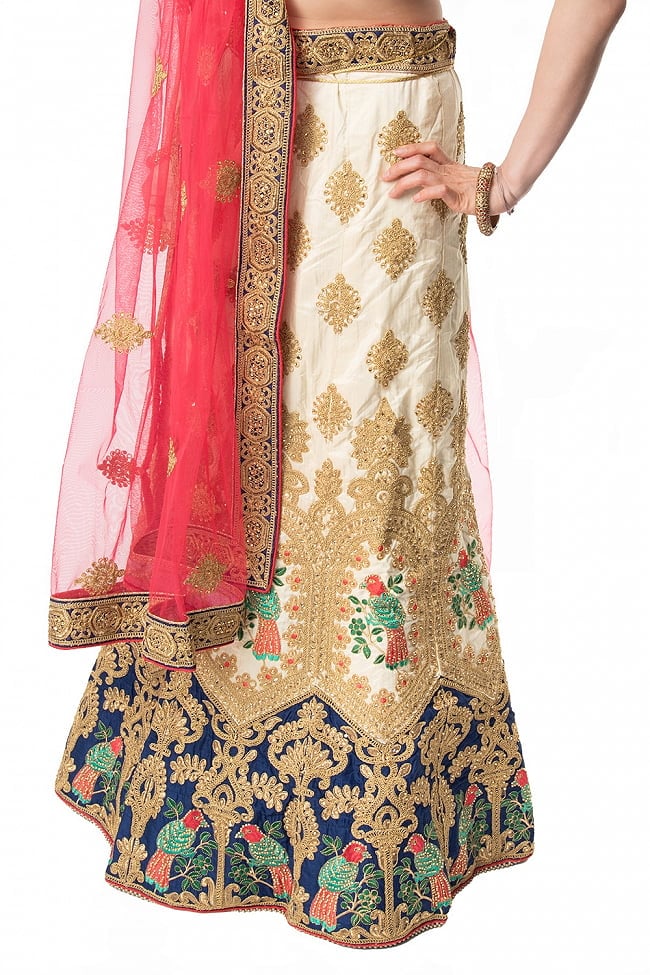 【1点物】インドのレヘンガドレスセット - ブルー×ホワイト 9 - 美しい刺繍が足元を引き立てます。