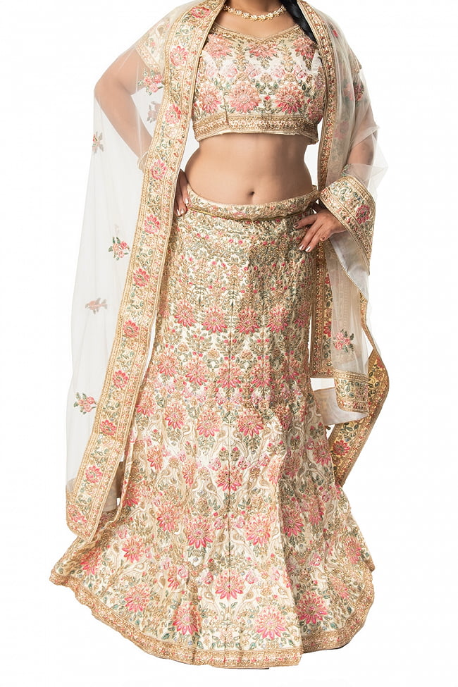 【1点物】インドのレヘンガドレスセット - ホワイト 8 - 腰回りを見てみました。スカートはフリーサイズとなっており紐でサイズ調整ができます。