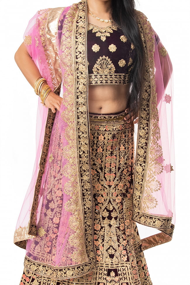 【1点物】インドのレヘンガドレスセット - ブラウン×ピンク 8 - 腰回りを見てみました。スカートはフリーサイズとなっており紐でサイズ調整ができます。