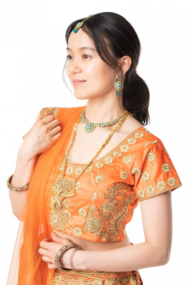 【1点物】インドのレヘンガドレスセット - オレンジ 6 - バストアップです。インドの王妃を思わせる華やかさです。