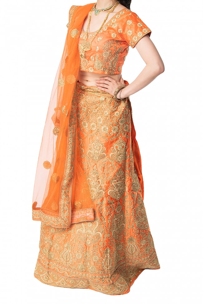 【1点物】インドのレヘンガドレスセット - オレンジ 8 - 腰回りを見てみました。スカートはフリーサイズとなっており紐でサイズ調整ができます。