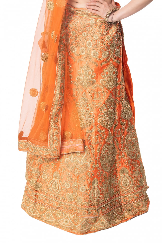 【1点物】インドのレヘンガドレスセット - オレンジ 9 - 美しい刺繍が足元を引き立てます。