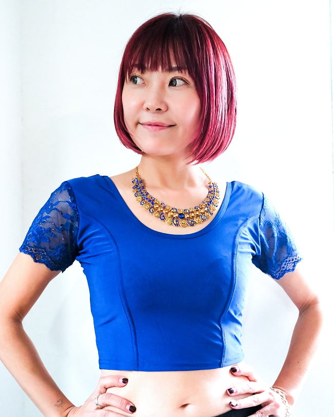 袖のレースが美しい ストレッチチョリの商品写真 6枚目 小さめなので、小柄なこちらのモデルもLサイズを着用しています