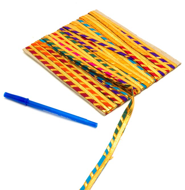 チロリアンテープ-メーター売【極細幅 10mm】 3 - ボールペンと比較してみました。大きさが分かりますね。