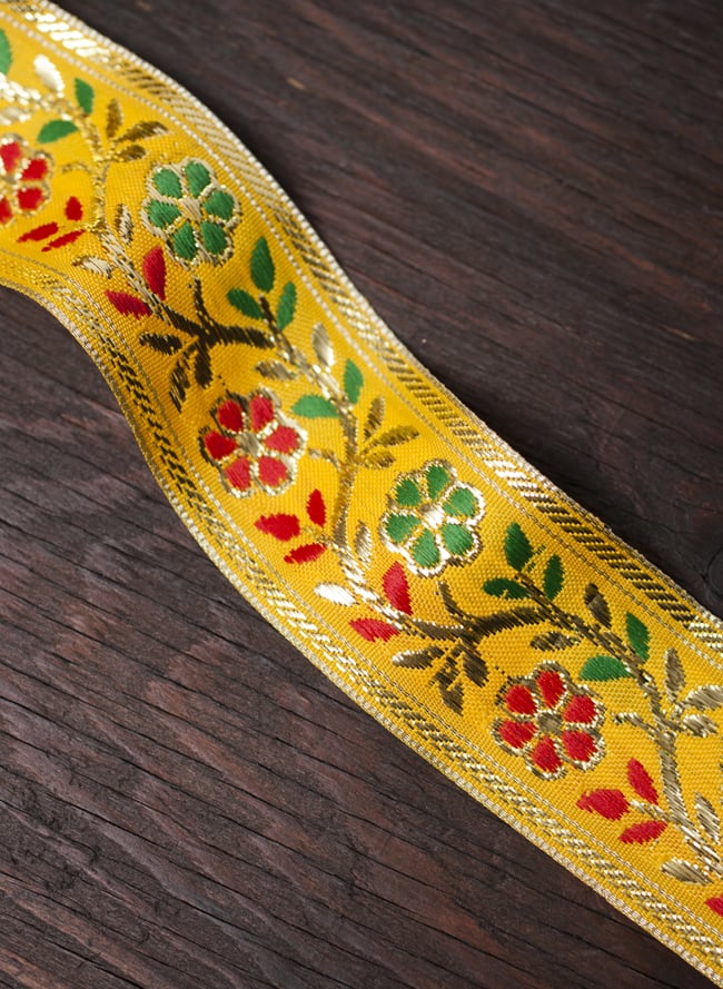 金糸入りチロリアンテープ-25mロール売り(太幅 約4cm× 25m) - 黄色 2 - アップにしてみるとこのような様子です。光と影が織りなすコントラストが金糸に映えます