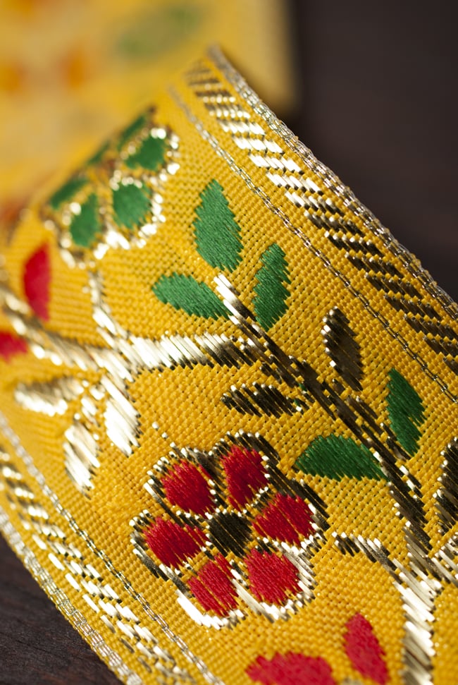 金糸入りチロリアンテープ-25mロール売り(太幅 約4cm× 25m) - 黄色 3 - 近くで見てみました。金色の枝草と色とりどりの花が美しいです。