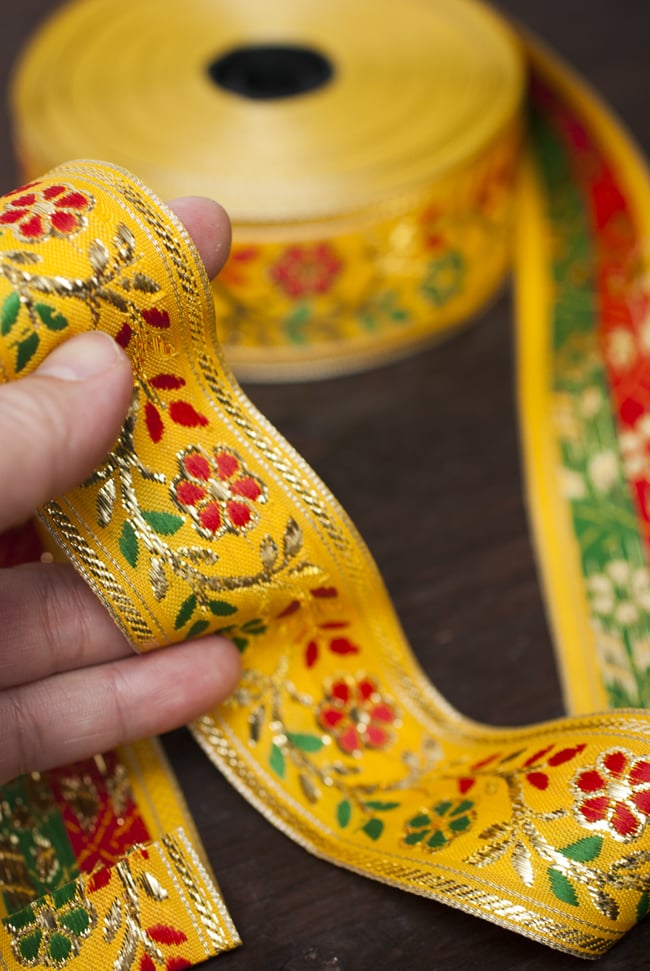 金糸入りチロリアンテープ-25mロール売り(太幅 約4cm× 25m) - 黄色 4 - 手に取ってみました。太幅で贅沢なテープです。