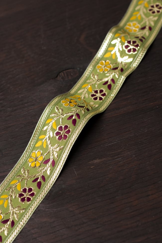 金糸入りチロリアンテープ- メーター売り(太幅 約4cm) - うぐいす色 2 - アップにしてみるとこのような様子です。光と影が織りなすコントラストが金糸に映えます