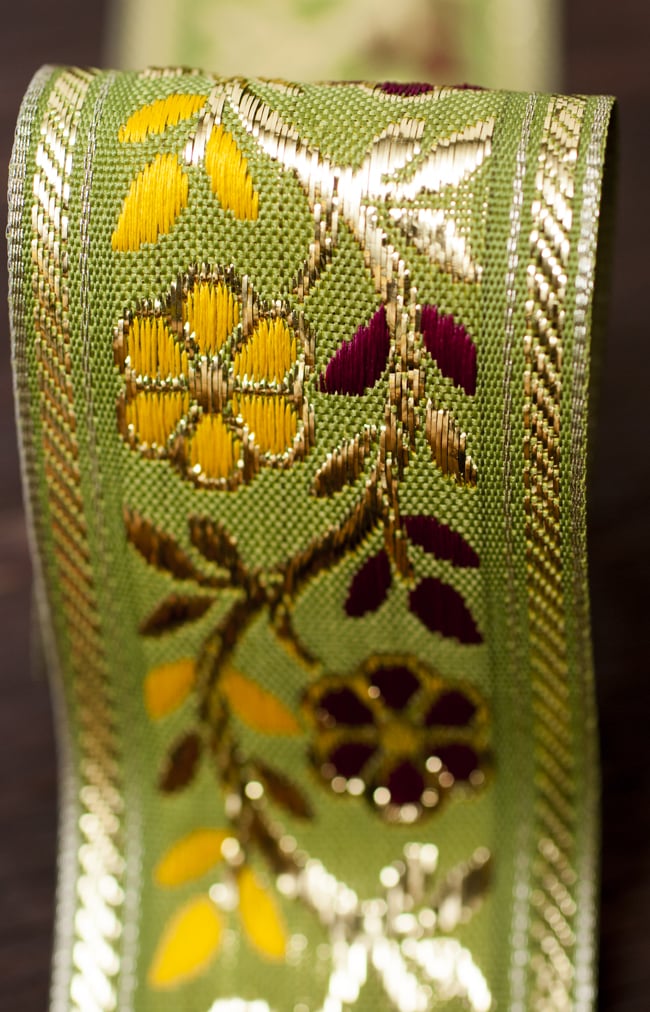 金糸入りチロリアンテープ- メーター売り(太幅 約4cm) - うぐいす色 3 - 近くで見てみました。金色の枝草と色とりどりの花が美しいです。
