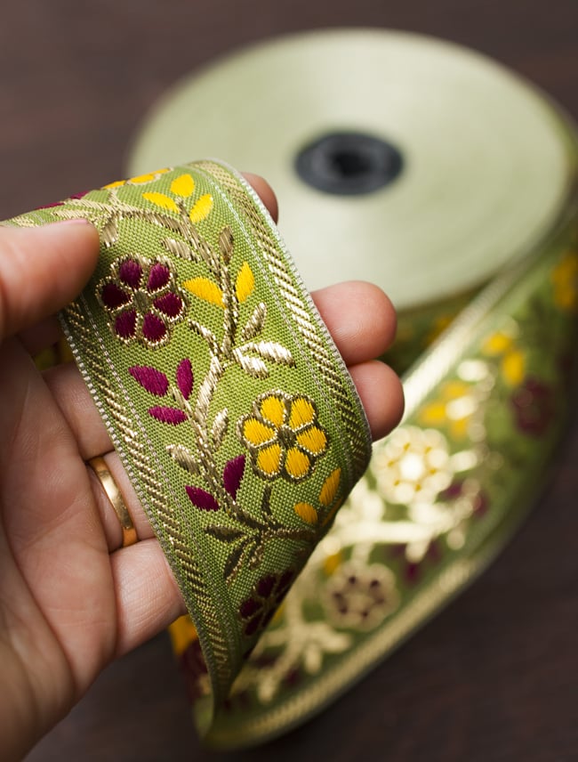 金糸入りチロリアンテープ- メーター売り(太幅 約4cm) - うぐいす色 4 - 手に取ってみました。太幅で贅沢なテープです。