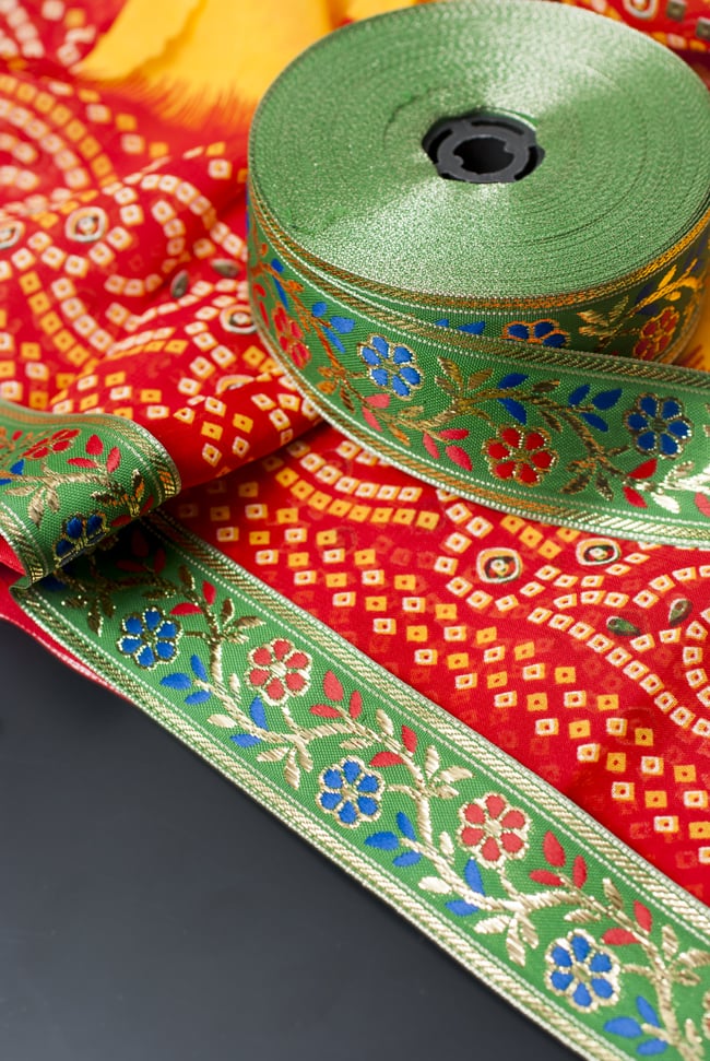 金糸入りチロリアンテープ- メーター売り(太幅 約4cm) - うぐいす色 5 - インドではこのようにサリーの裾に縫い付けて飾りと補強を兼ねます。