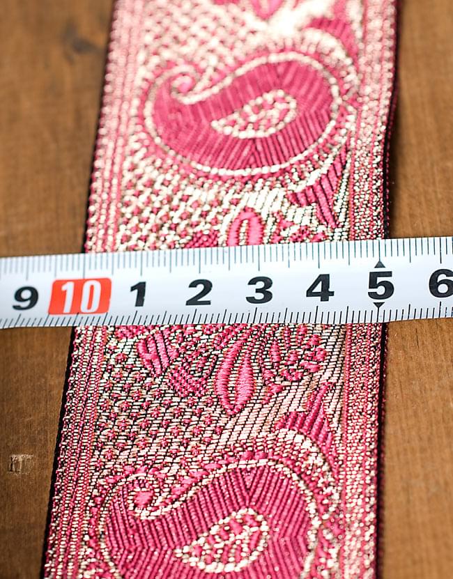 ペイズリー柄のチロリアンテープ (メーター売り・太幅 約5cm)の商品写真 7枚目 ご参考までにメジャーと一緒に写してみました。おおよそ5cm強ほどの太幅チロリアンテープです。(同サイズの色違いの商品です)
