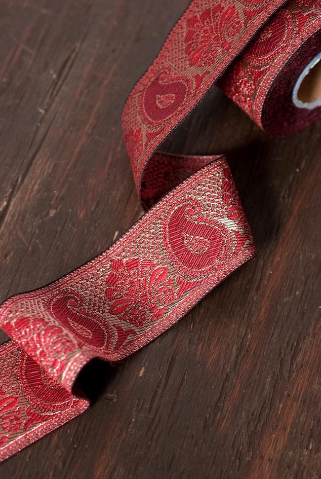 ペイズリー柄のチロリアンテープ - 9mロール売り(太幅 約5cm)の商品写真 1枚目 インドではサリーの飾り付けなどに使われています。細かなところまで美しいチロリアンテープです。