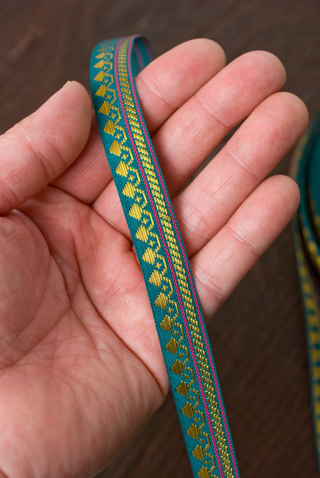 (幅:約1cm)細幅のチロリアンテープ(1m売り) - 青緑 3 - 手にとってみました。大きさがつかめますね。