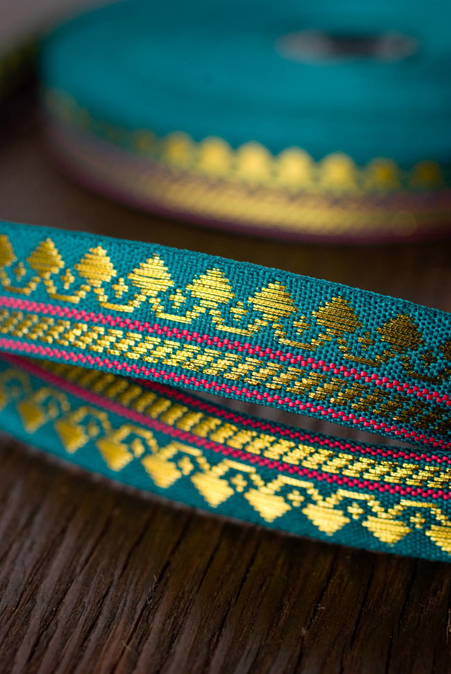 (幅:約1cm)細幅のチロリアンテープ(1m売り) - 青緑 4 - 光の当たる角度によって表情が変わります。