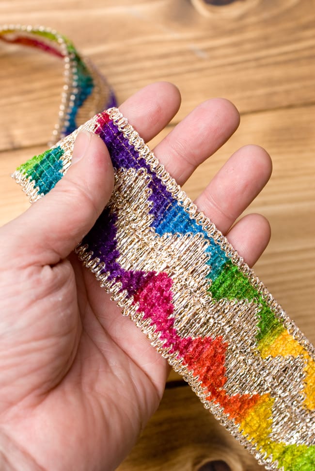インドの伝統柄チロリアンテープ - ロール売り【幅 約4.8cm】 5 - 手で持ってみるとこれくらいの大きさです。