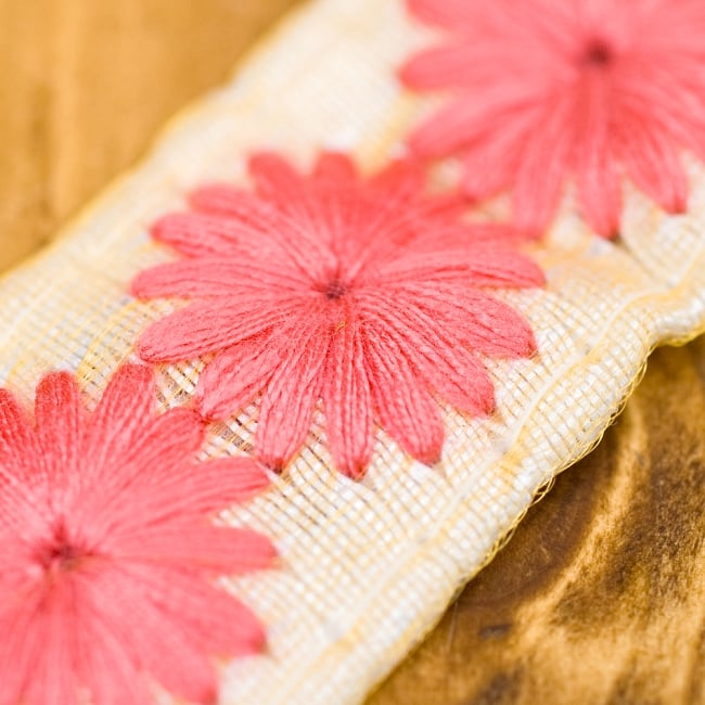 小花柄チロリアンテープ （メーター売り・幅 約2cm） -  コーラルピンク 2 - アップにしてみました！あたたかみを感じる刺繍が素敵です＾＾