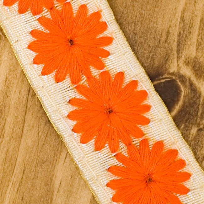 小花柄チロリアンテープ （メーター売り・幅 約2cm） -  オレンジ 2 - アップにしてみました！あたたかみを感じる刺繍が素敵です＾＾