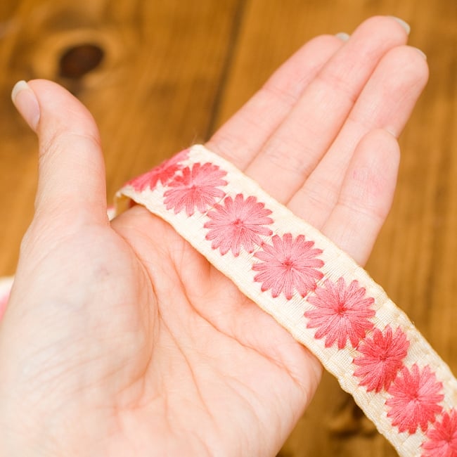 小花柄チロリアンテープ （メーター売り・幅 約2cm） -  オレンジ 3 - 手に取ってみました。小さめで可愛らしいテープです。※色違い商品です