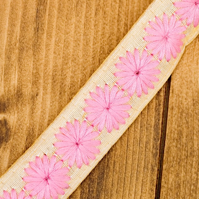 小花柄チロリアンテープ （メーター売り・幅 約2cm） -  ピンク 2 - アップにしてみました！あたたかみを感じる刺繍が素敵です＾＾