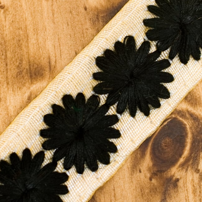 小花柄チロリアンテープ （メーター売り・幅 約2cm） -  ブラック 2 - アップにしてみました！あたたかみを感じる刺繍が素敵です＾＾