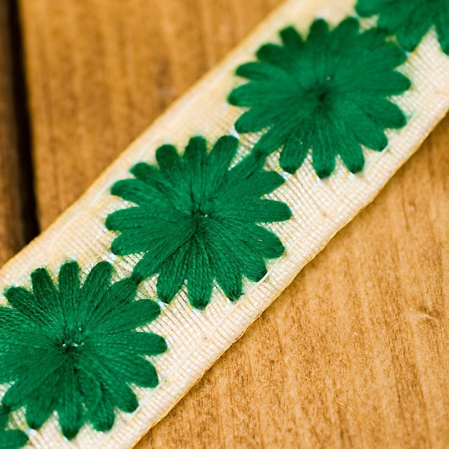 小花柄チロリアンテープ （メーター売り・幅 約2cm） -  グリーン 2 - アップにしてみました！あたたかみを感じる刺繍が素敵です＾＾