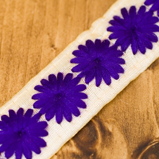小花柄チロリアンテープ （メーター売り・幅 約2cm） -  パープル  2 - アップにしてみました！あたたかみを感じる刺繍が素敵です＾＾