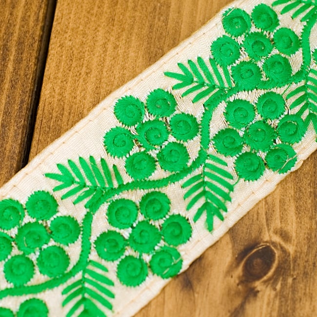 花草チロリアンテープ (メーター売り・太幅 約6cm) -  グリーン 2 - アップにしてみました！あたたかみを感じる刺繍が素敵です＾＾