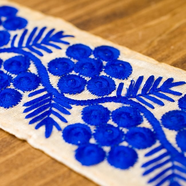 花草チロリアンテープ  (メーター売り・太幅 約6cm) -  ブルー 2 - アップにしてみました！あたたかみを感じる刺繍が素敵です＾＾