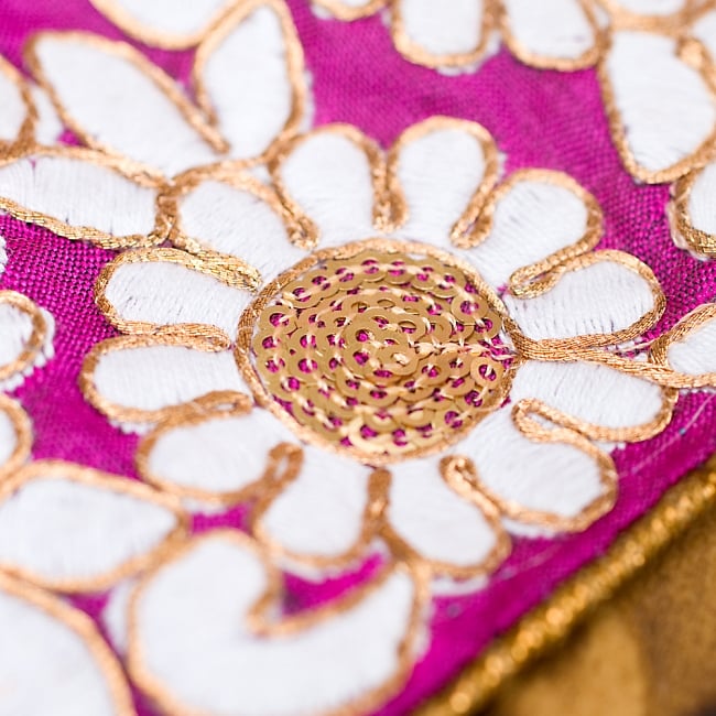 金糸刺繍花柄チロリアンテープ (メーター売り・太幅 約8cm) - パープル 2 - アップにしてみました！金糸とビーズを使った刺繍がとてもゴージャスで可愛らしいです＾＾