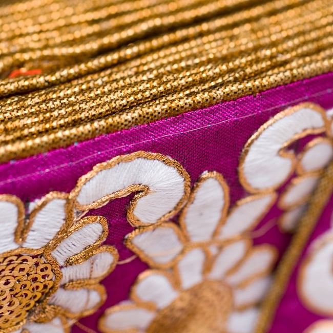 金糸刺繍花柄チロリアンテープ (メーター売り・太幅 約8cm) - パープル 3 - サイドもしっかりしていて高級感があります。