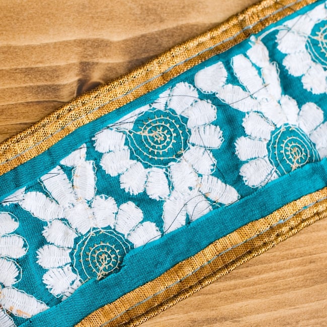 金糸刺繍花柄チロリアンテープ (メーター売り・太幅 約8cm) - パープル 5 - 裏面はこの様になっています。リバーシブルではありません。※こちらは色違い商品です