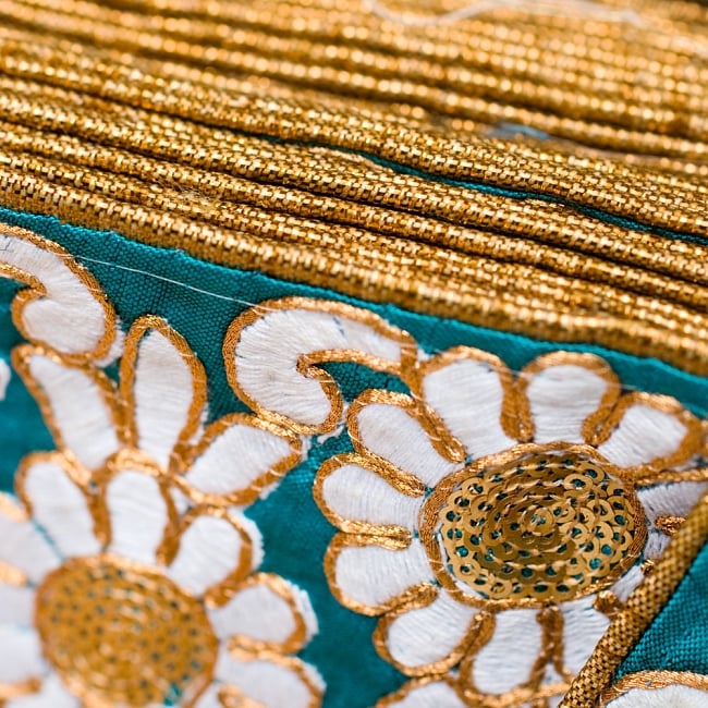 金糸刺繍花柄チロリアンテープ (メーター売り・太幅 約8cm) - ターコイズグリーン 3 - サイドもしっかりしていて高級感があります。