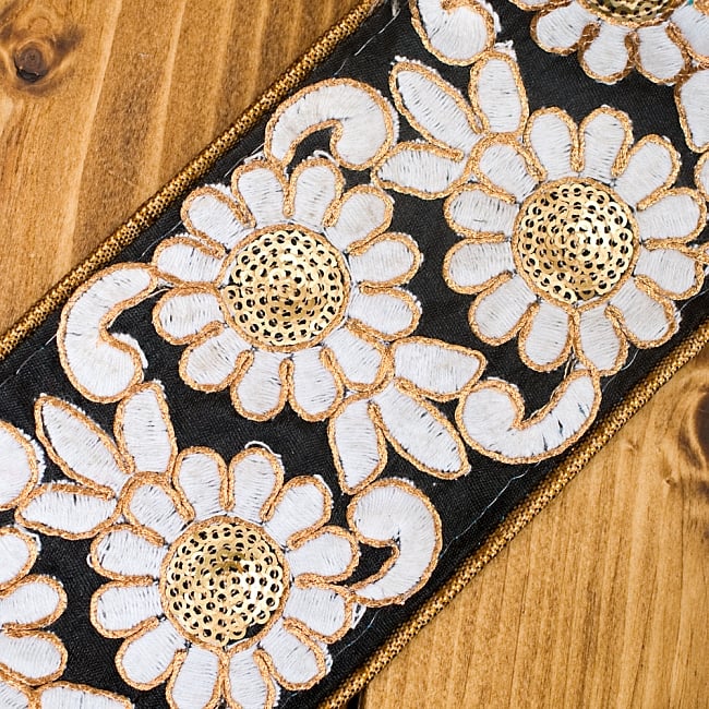 金糸刺繍花柄チロリアンテープ (メーター売り・太幅 約8cm) -  ブラック 2 - アップにしてみました！金糸とビーズを使った刺繍がとてもゴージャスで可愛らしいです＾＾